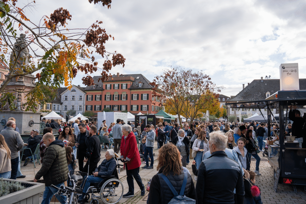 Ein voller Marktplatz mit dem Kunst und Genussmarkt