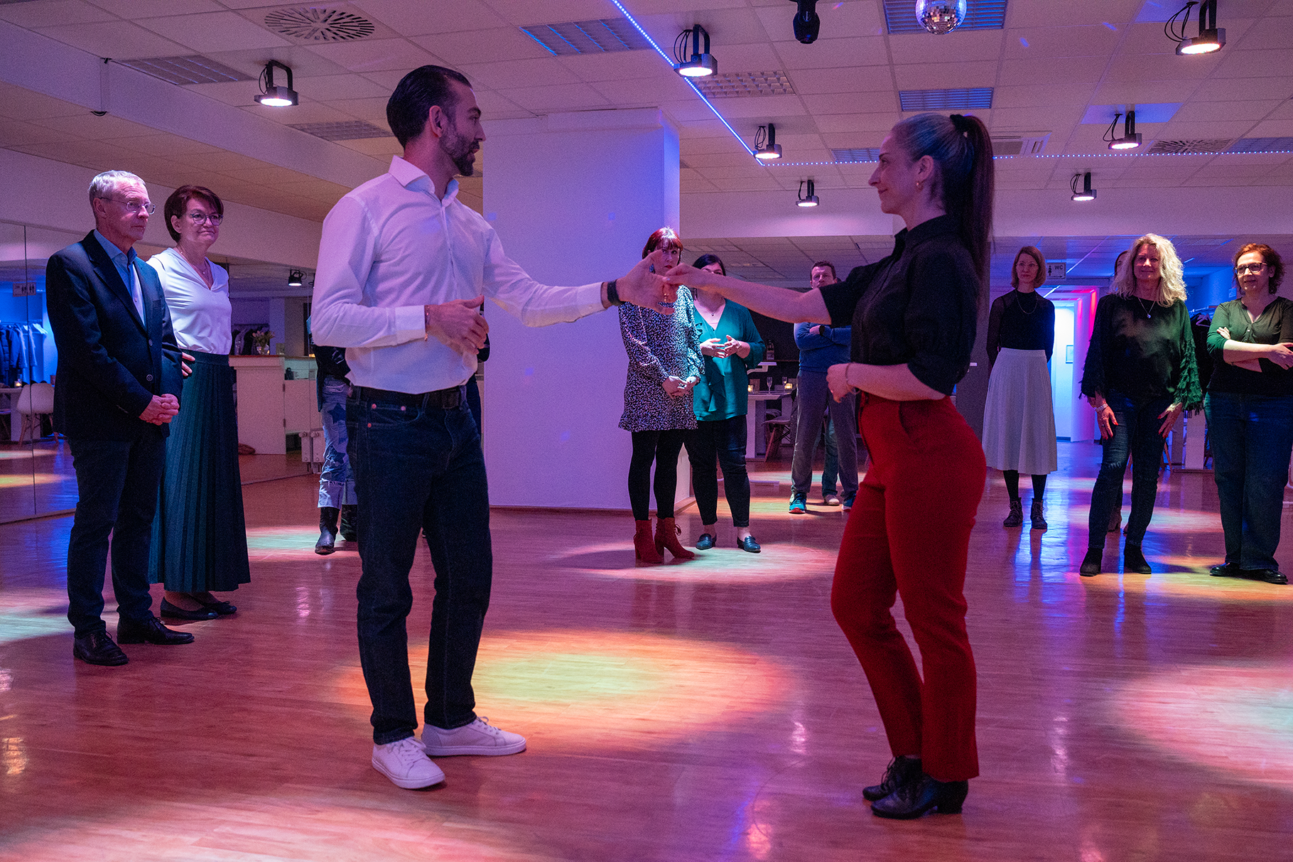 Hugo und Christina zeigen einen Tanzschritt vor.