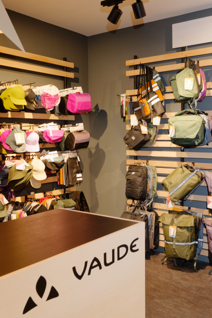 große Auswahl an Taschen und Hüten