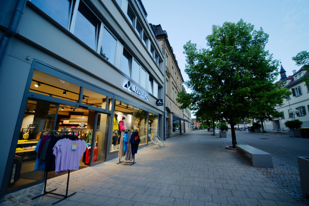 Aussenansicht des Ladens in der Dämmerung