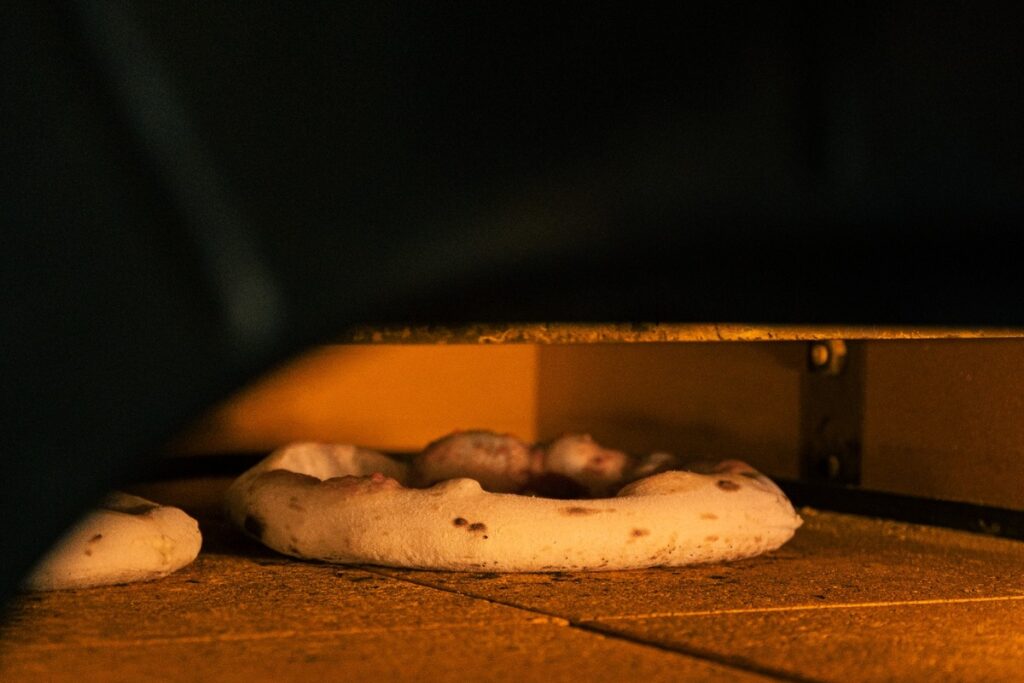 eine neapolitanische Pizza im Pizzaofen