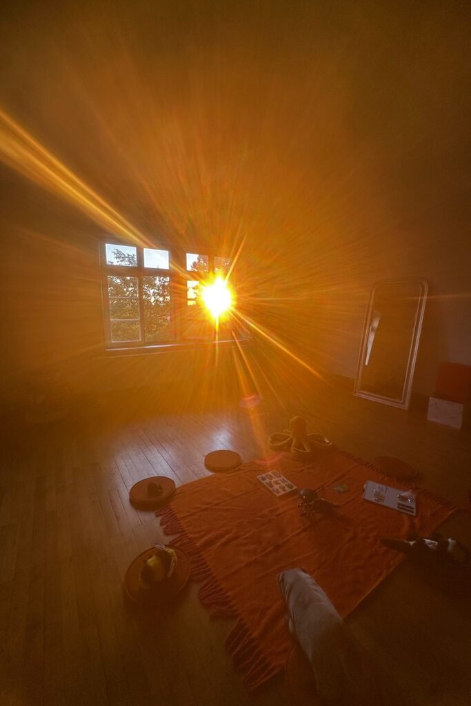 Der Aufenthaltsraum der Familienberatung mit Spielsachen mit Sonnenlicht geflutet