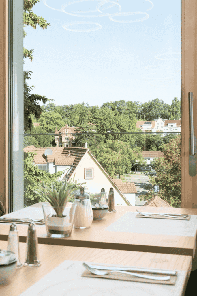 zwei Personentische vor einem schönen Ausblick