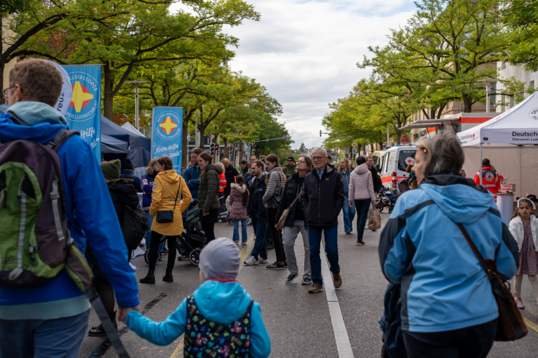 die Wilhelmstraße voll mit Menschen
